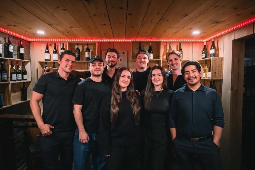 L’équipe de Tapas Nena dans la cave à vin